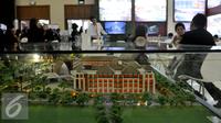 Penjaga stan saat pameran Real Estate Indonesia Expo 2015, di Jakarta Convention Center (JCC), Senayan, Jakarta, Sabtu (14/11/2015). Pameran yang ke 27 ini akan berlangsung hingga 22 November 2015 mendatang. (Liputan6.com/Johan Tallo)