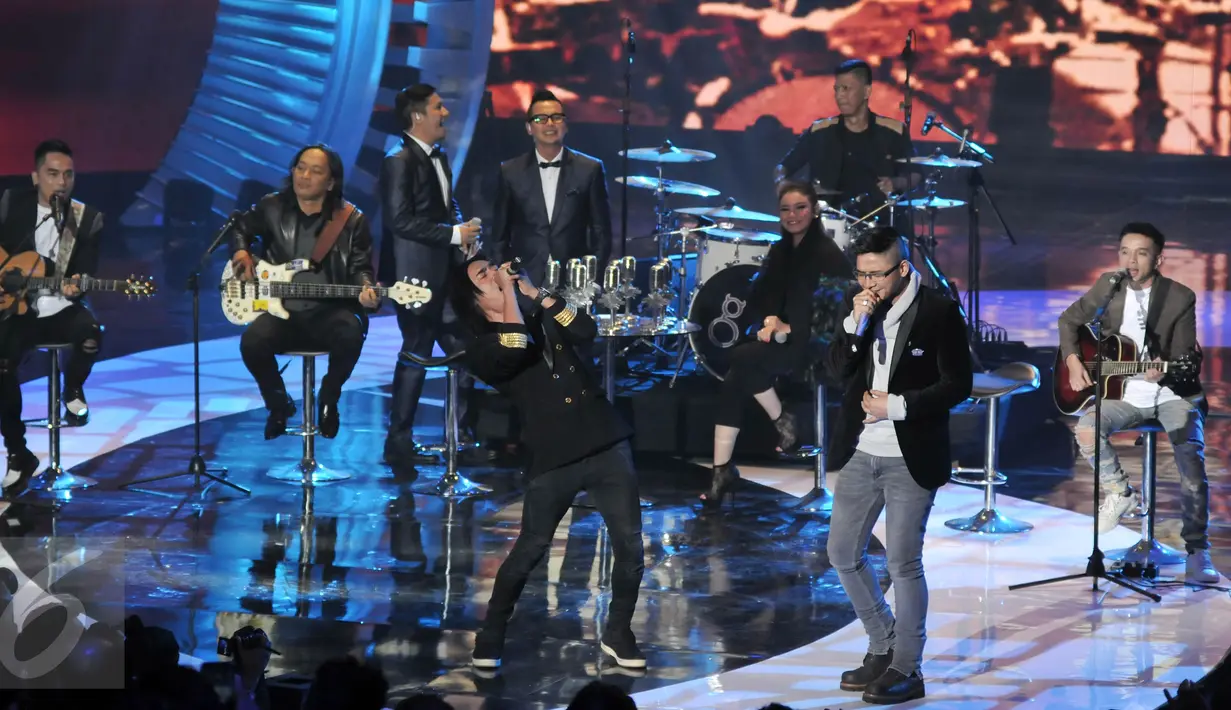 Penampilan Pasha bersama Charly Van Houten disaksikan Rossa dan personel Band Ungu dalam acara SCTV Music Awards 2016 di Jakarta, Kamis (28/4). Kehadiran Pasha untuk menjawab isu yang beredar bahwa dirinya hengkang dari Ungu. (Liputan6.com/Johan Tallo)