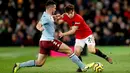 Pemain Manchester United Daniel James (kanan) berebut bola dengan pemain Aston Villa John McGinn saat bertanding pada pertandingan Liga Inggris di Old Trafford, Manchester, Inggris, Minggu (1/12/2019).  Skor berakhir 2-2. (Martin Rickett/PA via AP)