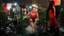 Penganut Kristen Ortodoks mandi dalam air es saat perayaan Epiphany di Gereja Tritunggal Mahakudus, Ostankino, Moskow, Rusia, 18 Januari 2023. Penganut Kristen Ortodoks di Rusia merayakan Hari Raya Epiphany dengan membenamkan diri ke dalam air dingin untuk memperingati pembaptisan Yesus Kristus di Sungai Yordan. (AP Photo/Alexander Zemlianichenko)