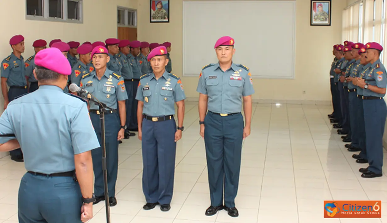 Citizen6, Sidoarjo: Komandan Pasmar-1 Kolonel Marinir R. Gatot Suprapto menerima laporan Korps Kenaikan pangkat 3 Perwira Menengah (Pamen) Pasmar-1 di ruang rapat Pasmar-1 Sidoarjo, Senin (1/10). (Pengirim: Budi Abdillah)