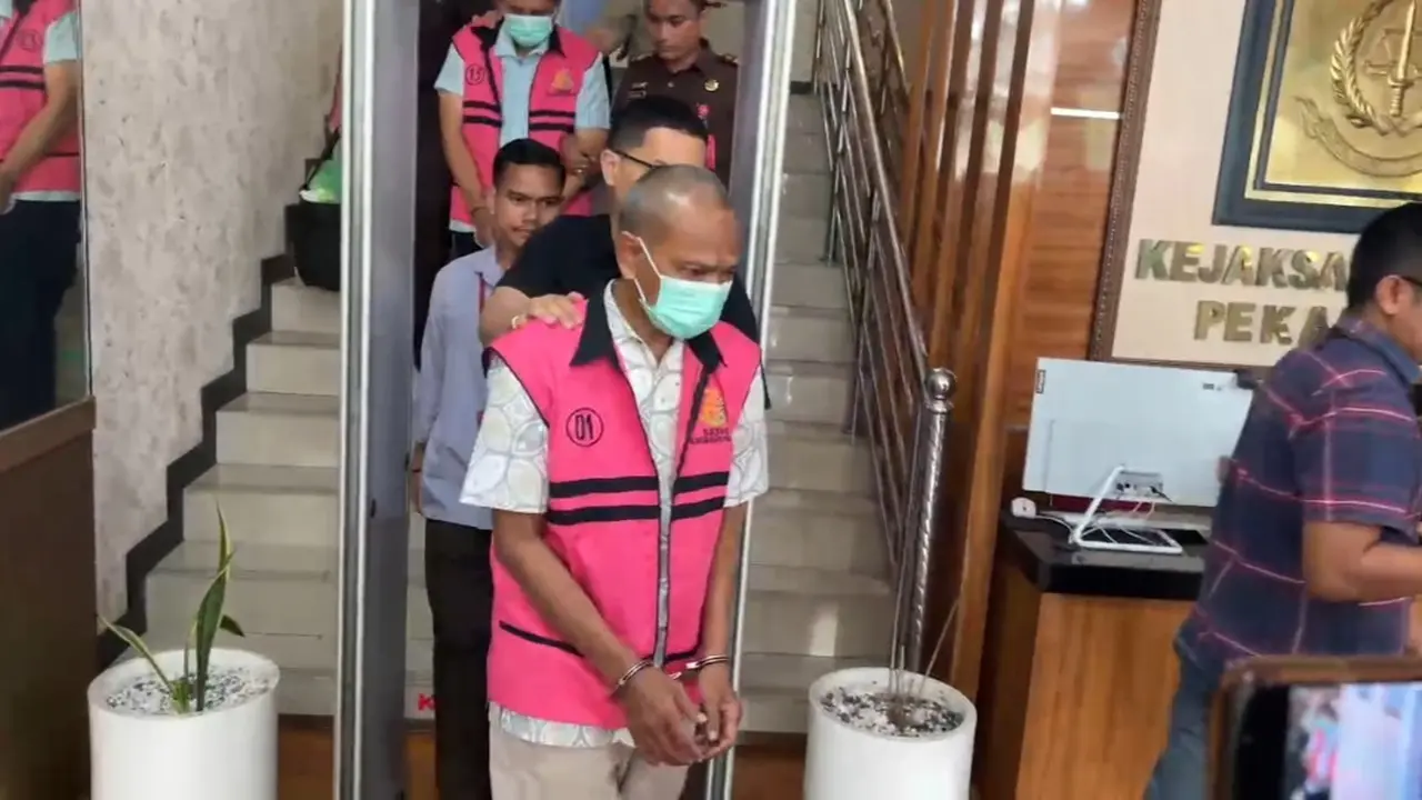Tersangka korupsi kredit usaha rakyat pada bank BUMN saat ditahan Kejari Pekanbaru.