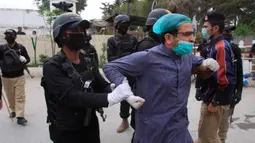 Polisi menangkap dokter saat aksi demonstrasi di Pakistan, Senin (6/4/2020). Kepolisian Pakistan mengatakan 30 orang diamankan karena dokter dan perawat tidak mengikuti larangan pertemuan publik saat lockdown diberlakukan untuk melawan penyebaran virus. (AP Photo/Arshad Butt)