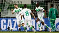 Ekspresi pemain Wolfsburg, Ricardo Rodriguez, setelah mencetak gol ke gawang Real Madrid pada leg pertama perempat final Liga Champions di Volkswagen Arena, Wolfsburg, Kamis (7/4/2016) dini hari WIB. (AFP/Odd Andersen)