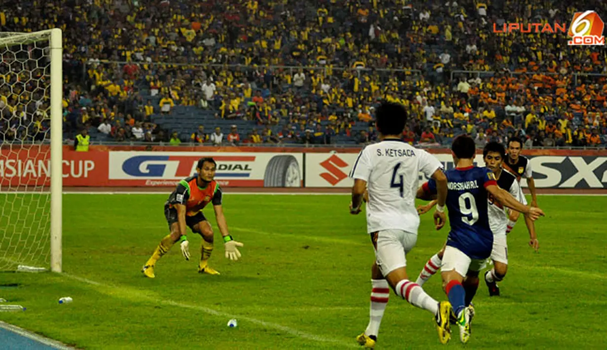 Pemain Malaysia, Norshahrul berusaha melewati pertahanan pemain Laos dalam Laga Piala AFF Suzuki 2012 grup B di Stadion Bukit Jalil, Kuala Lumpur Malaysia, rabu 28 November 2012. pertandingan dimenangkan Malaysia dengan skor 4-1.