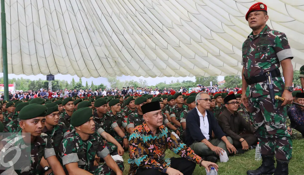 Panglima TNI Jendral Gatot Nurmantyo bersama para prajurit TNI saat upacara di lapangan Kopassus grup 1, Serang,  Banten, Minggu (30/10). Gatot menghimbau, TNI tidak akan mentolerir gerakan yang ingin memecah belah bangsa. (Liputan6.com/Helmi Affandi)