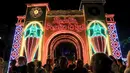 Tema dekorasi Natal tahun ini di Medellin, Kolombia adalah menampilkan reka adegan kelahiran Yesus Kristus dalam ukuran besar. (JAIME SALDARRIAGA/AFP)