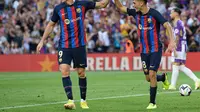 Selebrasi Robert Lewandowski dan Pedri saat Barcelona melawan Valladolid (AFP)