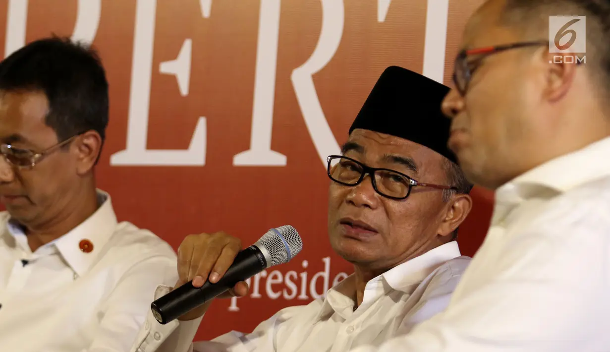 Mendikbud Muhadjir Effendy dalam jumpa pers terkait pameran lukisan koleksi Istana Kepresidenan di Galeri Nasional Indonesia, Senin (31/7). Pameran menyambut HUT RI itu bertajuk 'Senandung Ibu Pertiwi, Tanah Air Indonesia'. (Liputan6.com/Angga Yuniar)