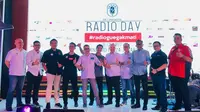 Ketua Umum PRSSNI DKI Jakarta bersama jajaran pengurus lainnya dalam acara Radio Day #RadioGueGakMati (Foto: Dokumentasi PRSSNI DKI Jakarta)