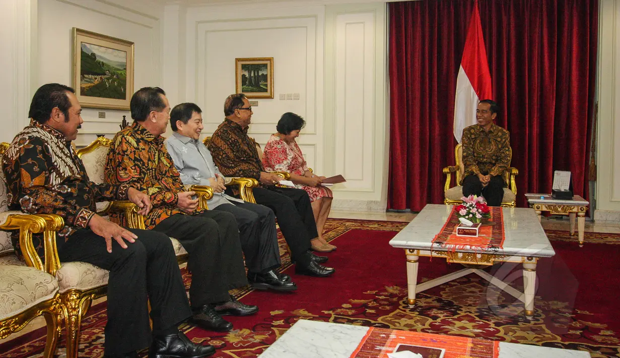 Presiden Joko Widodo (kiri) bertemu anggota Dewan Pertimbangan Presiden (Wantimpres) di Kantor Presiden Kompleks Istana Kepresidenan Jakarta, Rabu (1/4/2015). (Liputan6.com/Faizal Fanani)
