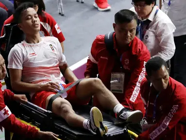Petugas medis menandu pebulu tangkis tunggal putra Indonesia, Anthony Sinisuka Ginting yang cedera saat melawan Shi Yuqi asal China pada babak final beregu putra Asian Games 2018 di Jakarta, Rabu (22/8). (ANTARA FOTO/INASGOC/Nafielah Mahmudah/tom/18)