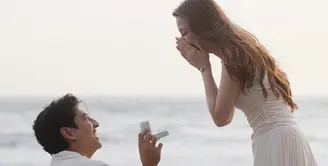 Sambil membuka kotak cincin dan berlutut di hadapan sang kekasih, Harris pun melamar Haviza. Tampak pemandangan indahnya pantai Bali pun semakin memberikan kesan romantis. [@donnywg@lovoto.bali @adisukamotret]