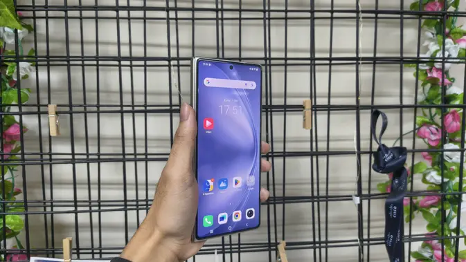 <p>Tampilan layar vivo X Fold 5 saat lipatannya tertutup. (Liputan6.com/Anka Fergy Agustian)</p>