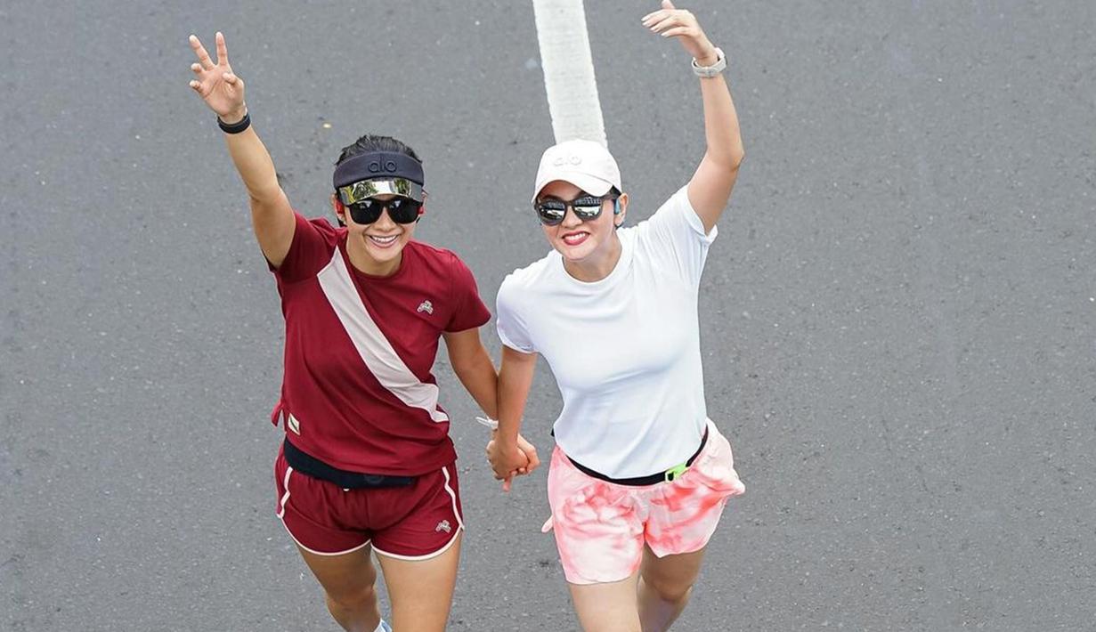Kakak adik satu ini juga terbilang kompak dalam berbagai kegiatan. Keduanya beberapa kali kedapatan melakukan olahraga bersama dan mengunggahnya di akun Instagram masing-masing. (Liputan6.com/IG/@ririnekawati)