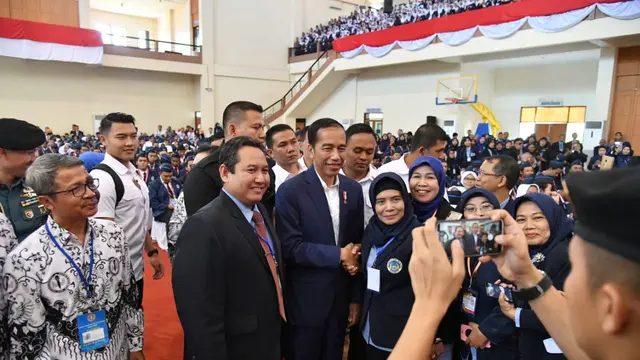 Presiden Jokowi  memberikan kuliah umum di Universitas PGRI Adi Buana (UNIPA) Surabaya pada Kamis (6/9/2018). (Setpres)