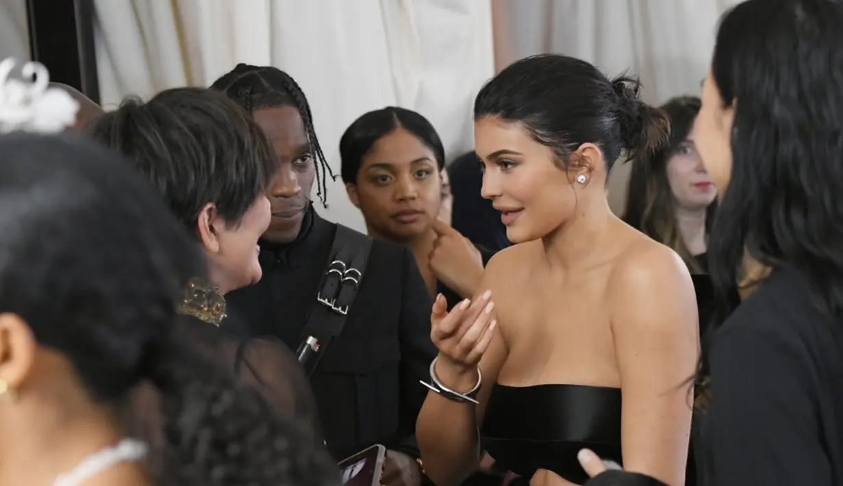 Kris Jenner pun dikatakan dengan bangga menyambut Kylie Jenner. (POPSUGAR Australia)