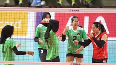 Tim bola voli putri Indonesia memetik kemenangan kedua pada laga terakhir Grup A cabor bola voli putri SEA Games 2023, Kamis (11/5/2023) siang WIB. Dalam laga yang digelar di Olympic Complex Indoor Stadium, Phnom Penh, Wilda Siti Nurfadhilah dkk secara meyakinkan menang 3-0 (25-9, 25-9, 25-15) atas Myanmar. Dengan hasil ini tim bola voli putri Indonesia yang kini menempati posisi kedua Grup A hampir dipastikan lolos ke babak semifinal. Indonesia tinggal menunggu hasil laga Malaysia menghadapi Thailand yang di atas kertas akan dimenangi Thailand sebagai pemuncak Grup A. (Bola.com/Abdul Aziz)