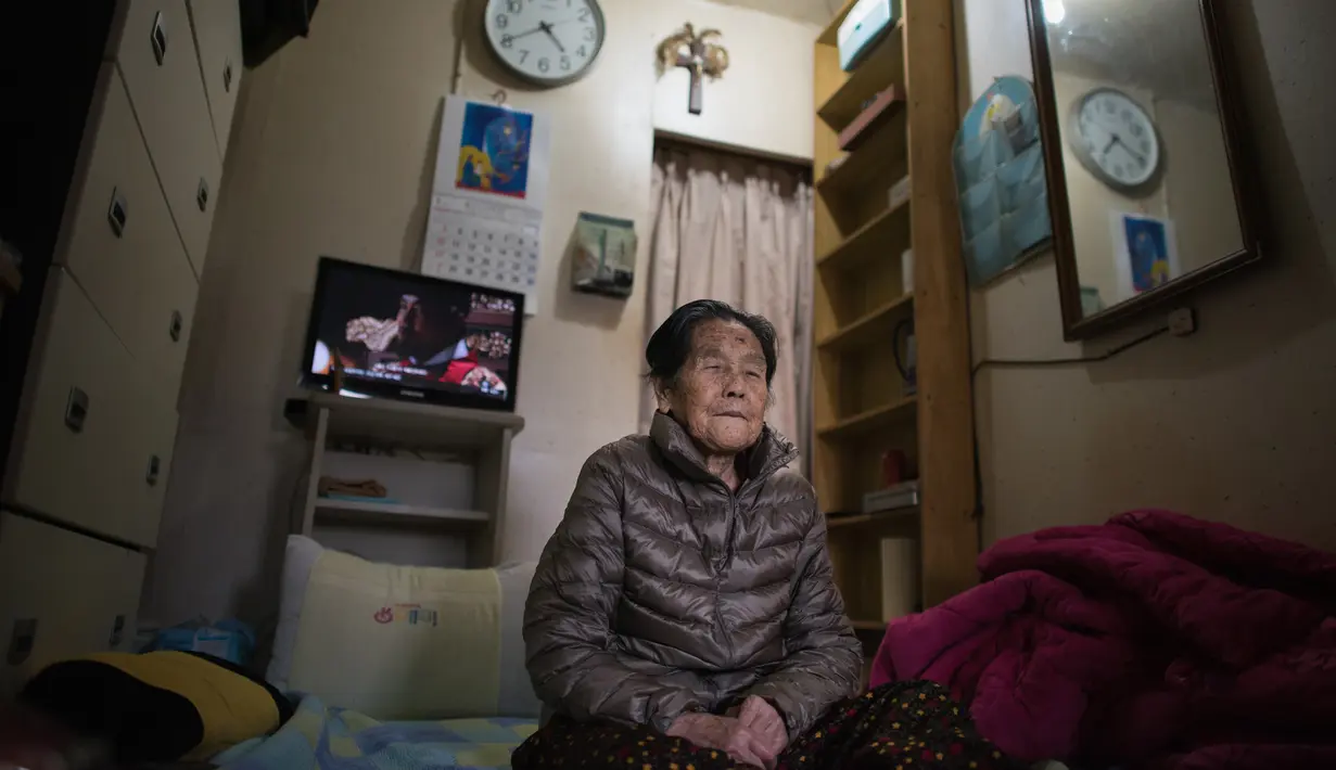 Kim Ok - Soon (90) duduk di dalam gubuk kecilnya di desa kumuh Guryong, distrik mewah Gangnam, Seoul, 24 Januari 2016. Mayoritas penghuni di Guryong adalah generasi tua yang berumur antara 60-80 tahun yang tinggal seorang diri. (AFP PHOTO/Ed Jones)