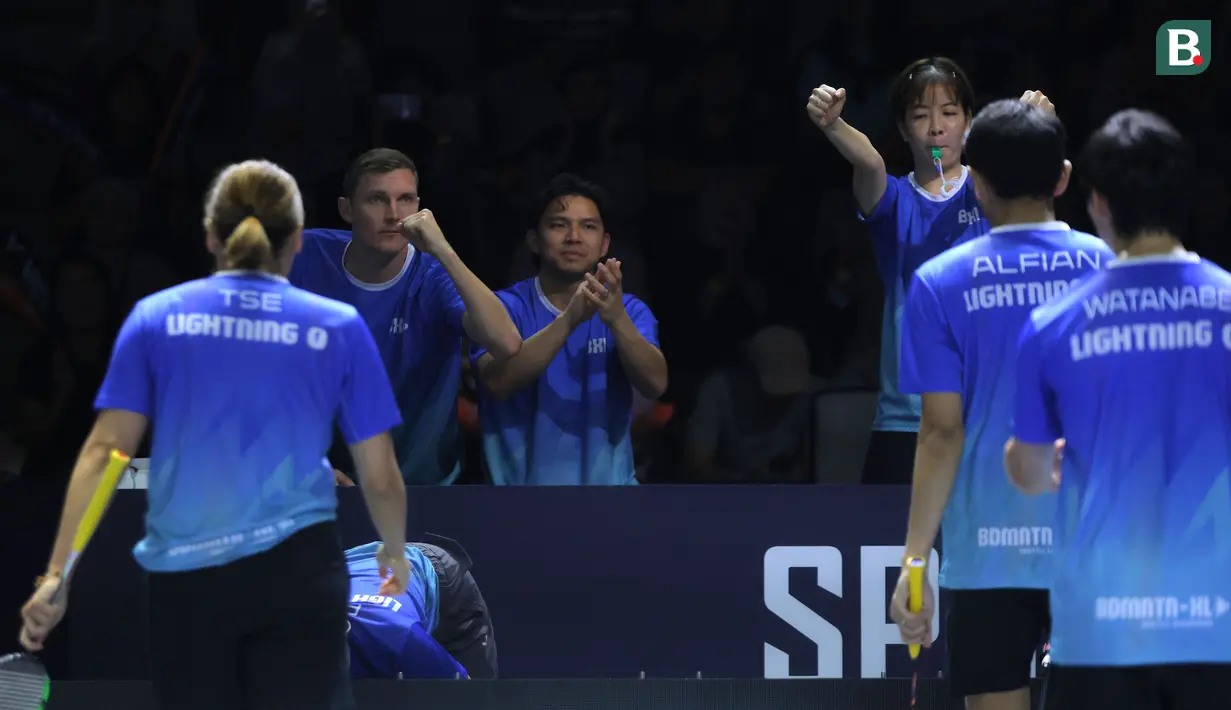 Tim Lightning melakukan selebrasi setelah mencetak poin dalam laga pertama 3v3 Badminton XL 2025 melawan tim Rocktes di Istora Senayan, Jakarta, Sabtu (04/10/2025). (Bola.com/Bagaskara Lazuardi)