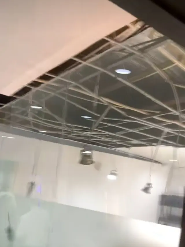 Kantor Baim Wong Runtuh