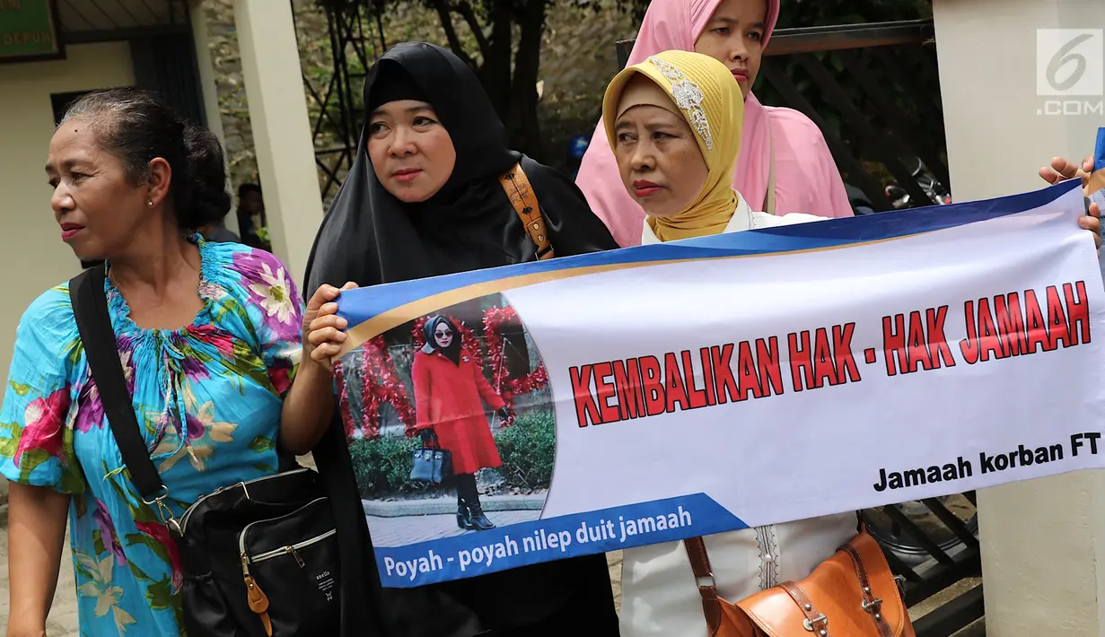 Korban dugaan penipuan First Travel menunjukkan spanduk di Pengadilan Negeri Depok, Jawa Barat, Senin (19/2). Tiga tersangka dalam kasus ini adalah Direktur Utama First Travel Andika Surachman.  (Liputan6.com/Immanuel Antonius)
