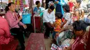 Politisi PDI Perjuangan, Sony Kusumo berdiskusi dengan warga di Jakarta Utara, Minggu (18/11). Sony mengajak warga untuk menolak politik uang karena akan berdampak buruk bagi politik di tanah air. (Liputan6.com/HO/Dian)