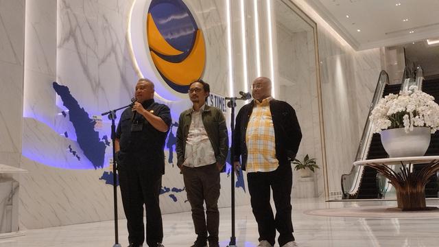 Sekretaris Jenderal (Sekjen) Partai NasDem, Hermawi Taslim (kiri) di NasDem Tower, Menteng, Jakarta Pusat, Kamis (22/2/2024) malam (Istimewa)