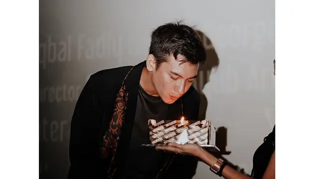 Meski Tanpa Pasangan, Ini 5 Momen Spesial Ulang Tahun Adipati Dolken