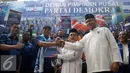 Partai Demokrat resmi mengusung Irwandi Yusuf dan Nova Iriansyah sebagai pasangan untuk menjadi gubernur dan wakil gubernur Aceh pada pilkada serentak 2017, Jakarta, Jumat (5/8). (Liputan6.com/Gempur M Surya)