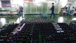 Sepatu-sepatu yang siap didistribusikan di Pabrik Sepatu Kulit Wonsan, tempat mereka memproduksi sepatu kulit buatan tangan di Wonsan, Provinsi Kangwon, Korea Utara pada 28 Oktober 2020. (AP Photo/Jon Chol Jin)