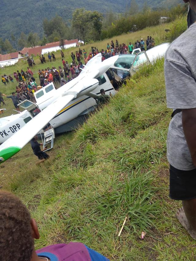 Sebanyak 3 orang luka-luka akibat kecelakaan pesawat Caravan Daby Air PK-DPP di Lapangan Terbang Pogapa, Distrik Homeyo, Kabupaten Intan Jaya, Papua.