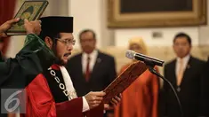 Wakil Ketua Mahkamah Konstitusi Anwar Usman saat di sumpah sebagai Hakim Konstitusi di depan Presiden Jokowi di Istana Negara, Jakarta (6/4). Ini merupakan periode kedua Anwar menjabat Hakim Konstitusi periode 2016-2021. (Liputan6.com/Faizal Fanani)
