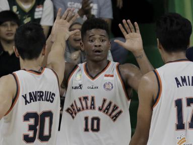 Pebasket Pelita Jaya merayakan kemenangan atas Satria Muda pada game kedua final IBL 2018 di Gor Soemantri Brojonegoro, Jakarta, Sabtu (21/4/2018). Pelita Jaya menang 94-78 atas Satria Muda. (Bola.com/M Iqbal Ichsan)