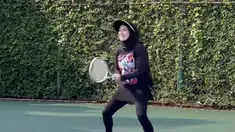 Ibu Air Rumi ini sangat senang berolahraga tenis. Tenis menjadi salah olahraga yang membantunya melangsingkan tubuh usai melahirkan. Potret Irish Bella tampil sporty saat main tenis ini berhasil curi perhatian. (Liputan6.com/IG/_irishbella_)