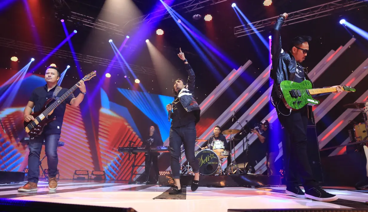 "Ini menjadi pelajaran buat aku. Mungkin selama ini aku sombong, lupa diri, jadi diingatkan sama Allah," ucap Charly, di Studio Penta SCTV, Rabu (5/10/2016) malam. (Adrian Putra/Bintang.com)