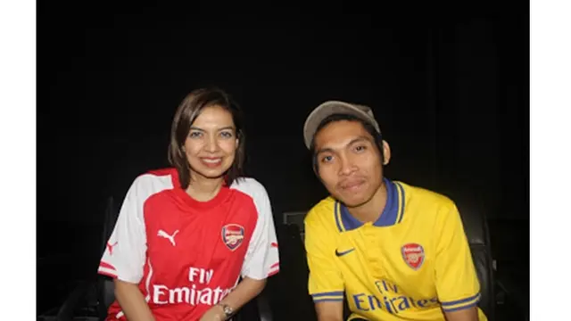 6 Potret Najwa Shihab Pakai Jersey Sepak Bola, Fans Arsenal