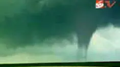 Tornado menyapu Midwest, negara bagian Dakota Selatan, AS. Hantaman angin yang turut membawa hujan es ini merusak beberapa bangunan.