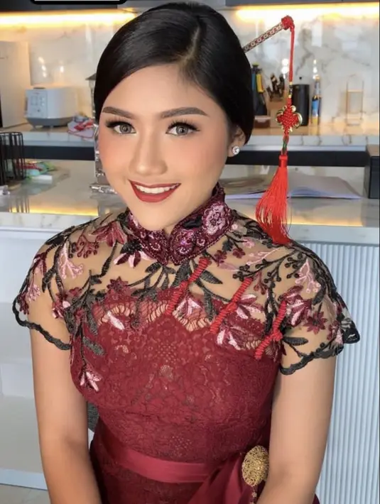 Ia pun menambah penampilannya dengan anting minimalis yang tidak membuat penampilannya berlebihan. (@hepidavid)