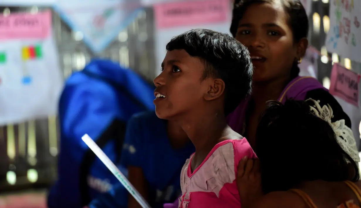 Anak-anak pengungsi Rohingya mengikuti kegiatan belajar di sebuah sekolah darurat di kamp pengungsian di Teknaf, Bangladesh, 8 Oktober 2017. Dengan fasilitas seadanya, relawan berjuang memberikan pendidikan kepada bocah-bocah itu. (MUNIR UZ ZAMAN / AFP)