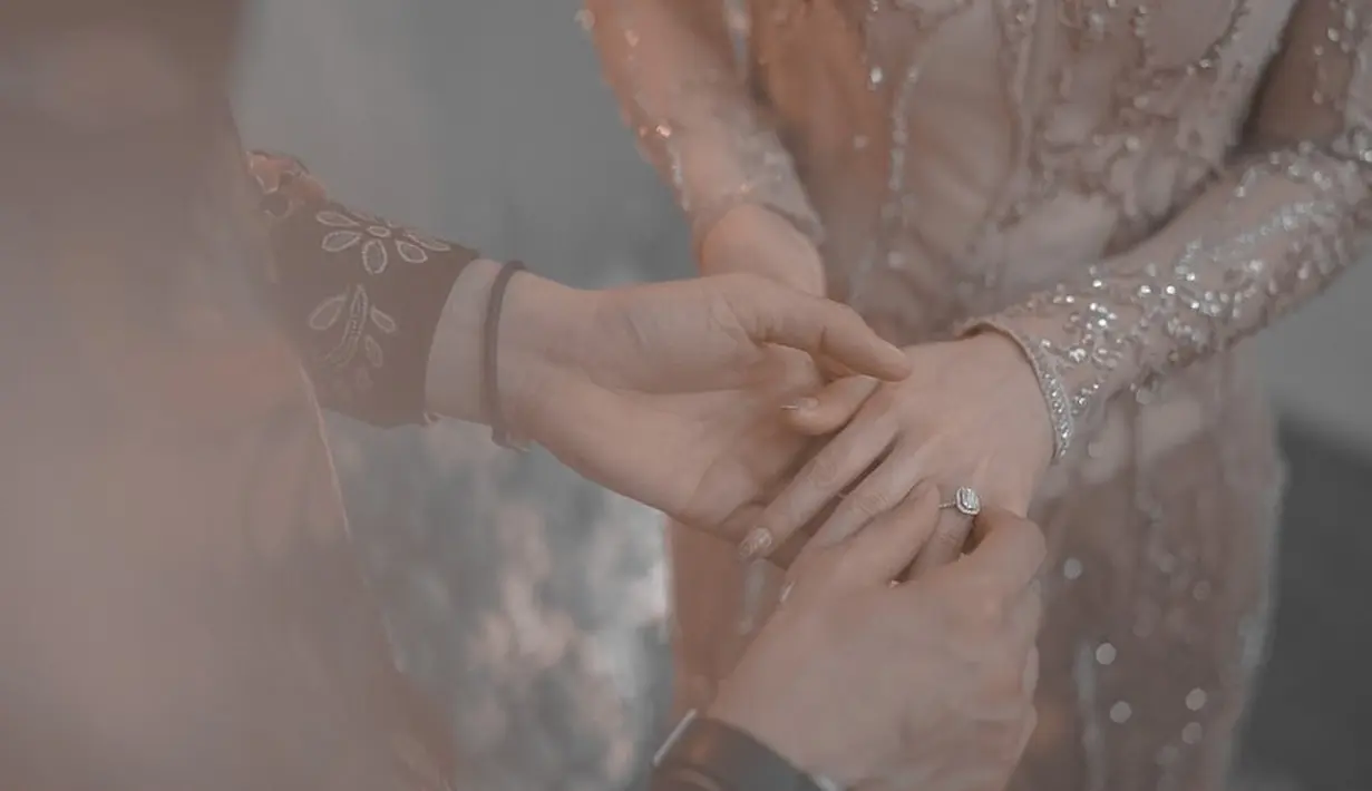 "Sebenarnya itu juga kenapa nikahnya diundur sampai setelah Lebaran karena memang aku menyesuaikan jadwal liburnya Rania. Jadi aku mesti cari tanggal agar anakku datang," kata Ifan. (Instagram/ifanseventeen)