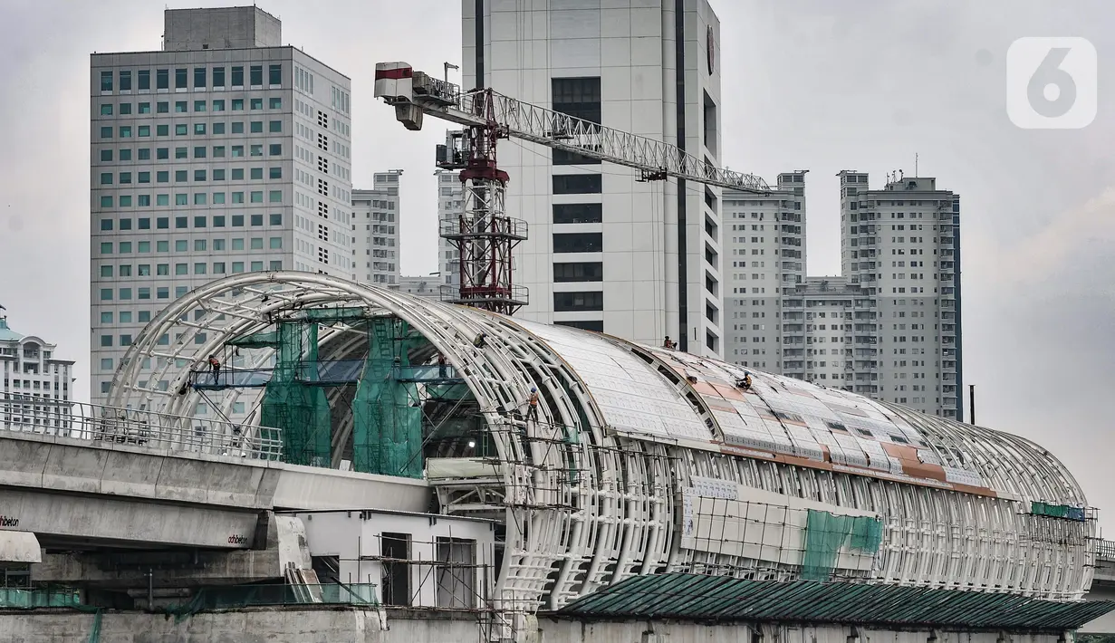 Aktivitas pekerja menyelesaikan pembangunan stasiun kereta Light Rail Transit (LRT) Dukuh Atas, Jakarta, Rabu (17/2/2021). Stasiun Dukuh Atas bakal menjadi hub transportasi Jakarta, atau titik di mana warga dari berbagai asal memilih dan berganti moda transportasi. (merdeka.com/Iqbal S Nugroho)