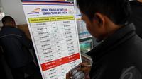  Seorang calon penumpang kereta api melihat jadwal penjualan tiket untuk lebaran di Stasiun Senen, Jakarta, Senin (28/4/2014) (Liputan6.com/Faizal Fanani).