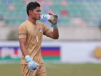 Kiper Thailand U-19, Kantaphat Manpati, melepas dahaga saat melawan Timnas Indonesia U-19 pada laga Piala AFF U-18 di Stadion Thuwunna, Yangon, Jumat (15/9/2017). Manpati berkali-kali mengagalkan kesempatan Indonesia. (Bola.com/Yoppy Renato)