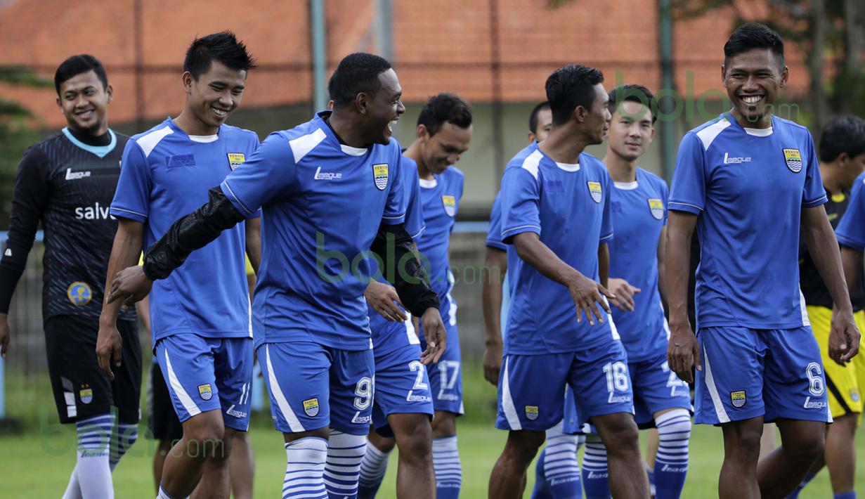 Para pemain Persib Bandung bersenda gurau sebelum latihan sore jelang laga melawan Arema Cronus pada turnamen sepak bola Bali Island 2016 di Stadion Gelora Samudra, Kuta, Bali, Senin (22/2/2016). (Bola.com/Peksi Cahyo)