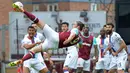 4. Striker West Ham, Andy Carroll, melakukan tendangan salto saat melawan Crystal Palace pada laga Liga Premier Inggris di Stadion Boleyn Ground, Inggris, Sabtu (2/4/2016). Kedua tim bermain imbang 2-2. (AFP/Olly Greenwood)