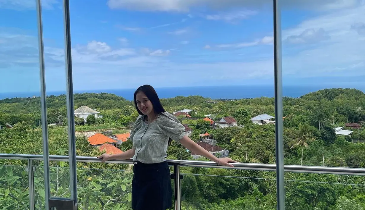 Tampil dengan busana simple dan riasan natural jadi ciri khas Meiza Aulia. (FOTO: instagram.com/ma_coritha/)