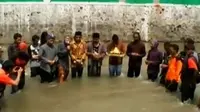 Puluhan orang di  Yogyakarta menggelar ruwatan Sungai Code. Sementara itu, suami istri ini menawarkan mahar kawin dari origami uang kertas.