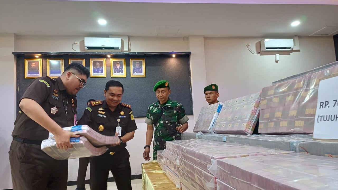 Barang bukti kasus korupsi PT Pelindo 3