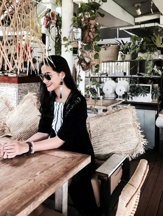 Tampil monokrom, wanita 22 tahun ini tampil menawan dengan kacamata lensa hitamnya. Penampilannya semakin ciamik dengan outer berenda warna hitam dan inner bergaris hitam-putih. (Liputan6.com/IG/@ayumaulida97)